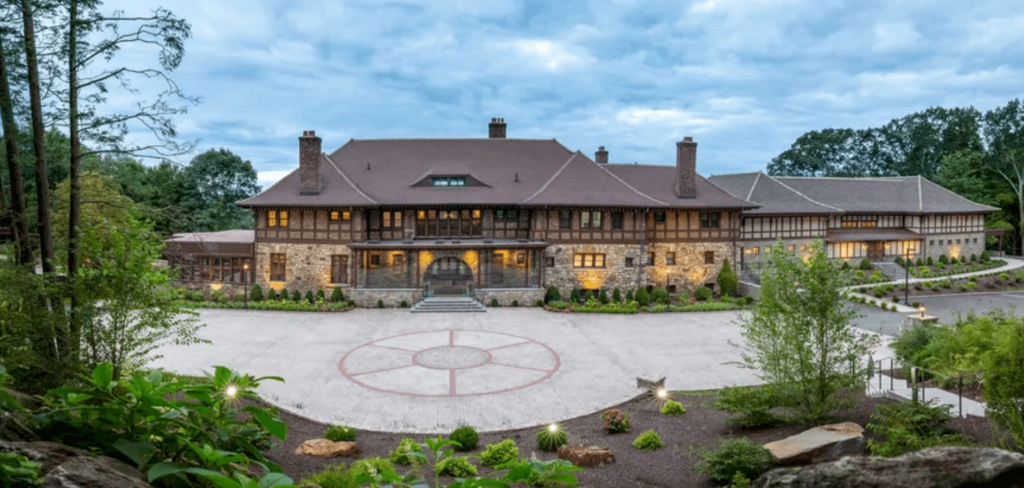 Spacious grounds of Le Chateau wedding venue. 